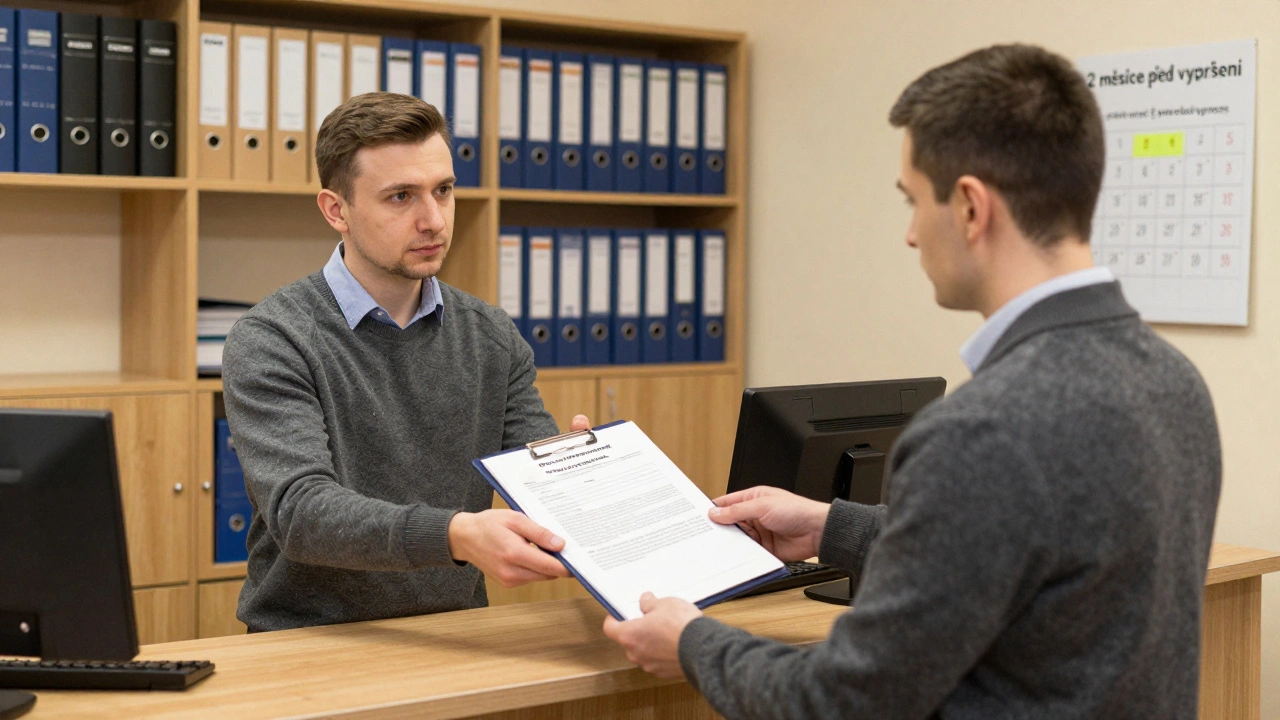 Vlastník podává žádost o prodloužení stavebního povolení s důkazy u stavebního úřadu v Česku.