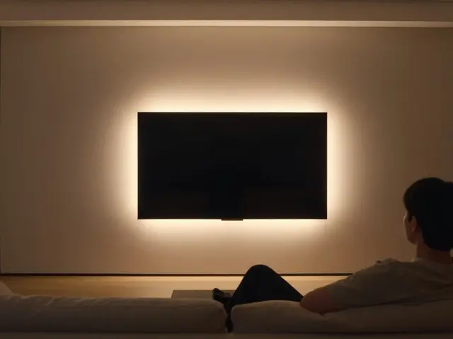 Osvětlení za TV v obýváku: jak vytvořit ideální ambientní světlo bez únavy očí