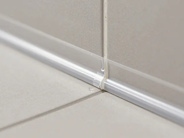 Vinyl do koupelny: těsnění a záruky - kompletní průvodce 2026