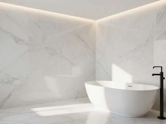 Transitional koupelna: Jak spojit luxus mramoru s moderním osvětlením