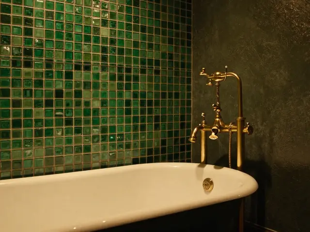 Glam koupelna: Mosazné baterie a mozaika - kompletní průvodce stylem